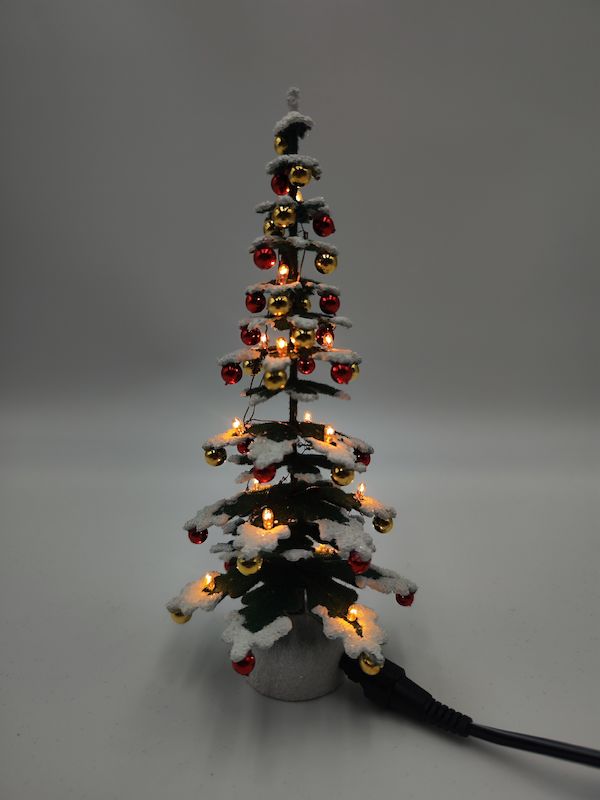 Fichte weiß mit Weihnachtsbaumkugeln, elektrisch beleuchtet